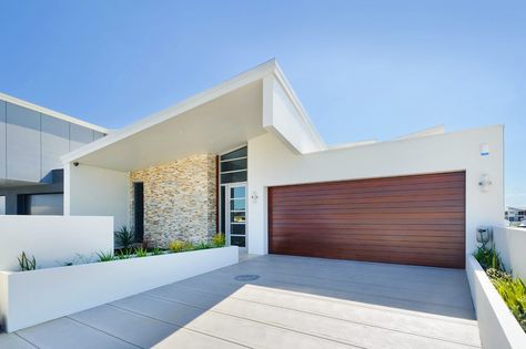 30 Homes That Show Off Their Top-Notch Modern Driveway Modern Driveway, Modern Facade, Driveway Ideas, Wood Garage Doors, Driveway Entrance, Driveway Design, Port Macquarie, Contemporary Exterior, Stucco Walls