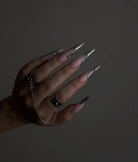 Silver Stiletto Nails, Acrylic Nails Stiletto, Stilleto Nails Designs, Wow Nails, Vintage Nails, Pointed Nails, Glow Nails, Blush Nails, Silver Nails