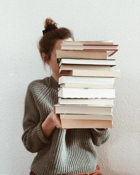 Book Photography Instagram, Bookstagram Inspiration, Book Instagram, Photographie Inspo, Instagram Ideas Photography, Portrait Photography Poses, Photography Poses Women, Trik Fotografi, Instagram Photo Inspiration