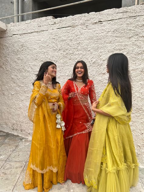 Bff Wedding Outfit Indian, Best Friend Wedding Outfit Indian, Friends Aesthetic Indian, Sister Photoshoot Poses Indian, Wedding Outfits Indian, Desi Vibes, Sisters Photoshoot Poses, Sisters Photoshoot, Lehenga Designs Simple