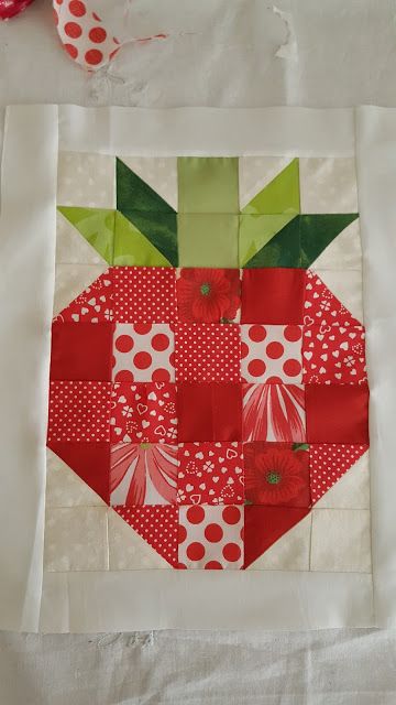 strawberry block tutorial Strawberry Quilt Pattern, Strawberry Quilt Block Free Pattern, Strawberry Quilt, Strawberry Quilt Table Runner, Flower Quilt Block, Strawberry Fabric Pattern, Mod Strawberries Quilt, Quilt Stars, Bird Stencil