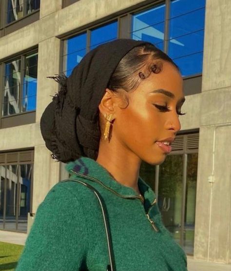 Headscarf Black Women, Silk Scarf Hairstyles Black Women, Turban Hairstyle, Dress With Head Scarf, Headwrap Styles, Headwrap Hairstyles, Head Wrap Styles, Hair Wrap Scarf, Mode Turban