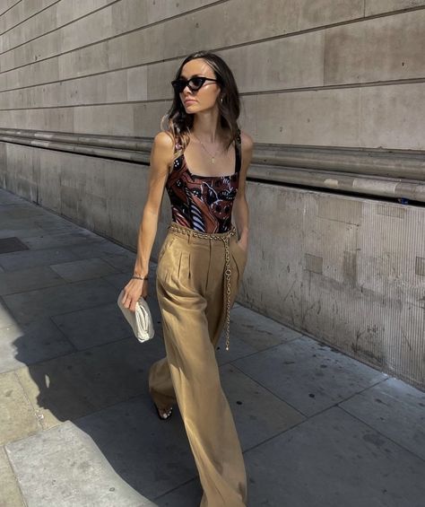 Chain Belt Outfit, Belt Outfit, Minimal Street Style, London Street Style, Brunch Outfit, Neutral Fashion, Chain Belt, Transitional Style, Fall Looks