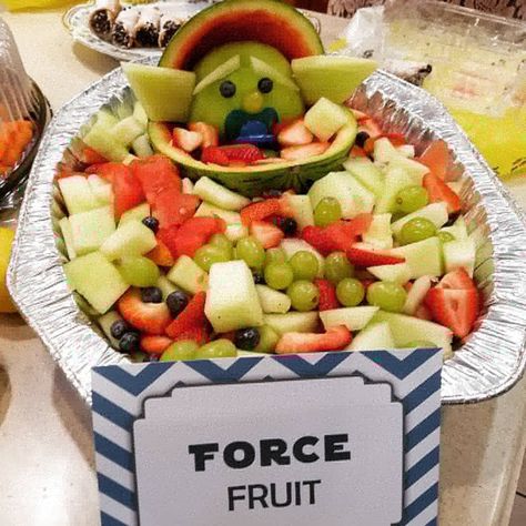 Star Wars theme baby shower Star Wars Veggie Tray, Star Wars Fruit Tray, Star Wars Marathon, Star Wars Baby Shower, Themed Food, Star Wars Wedding, Rey Star Wars, Party Platters, Veggie Tray