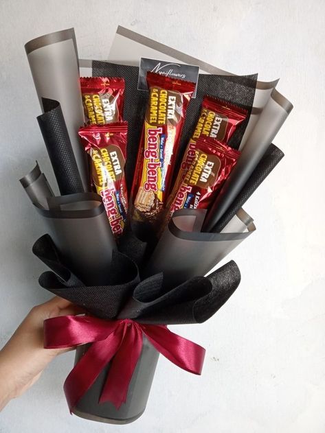 Snack Bucket Gift, Bucket Snack Ideas, Bucket Snack Graduation, Snack Bucket Ideas, Bucket Jajan, Mafia Hijab, Snack Bouquet Ideas, Buket Valentine, Bouqet Snack