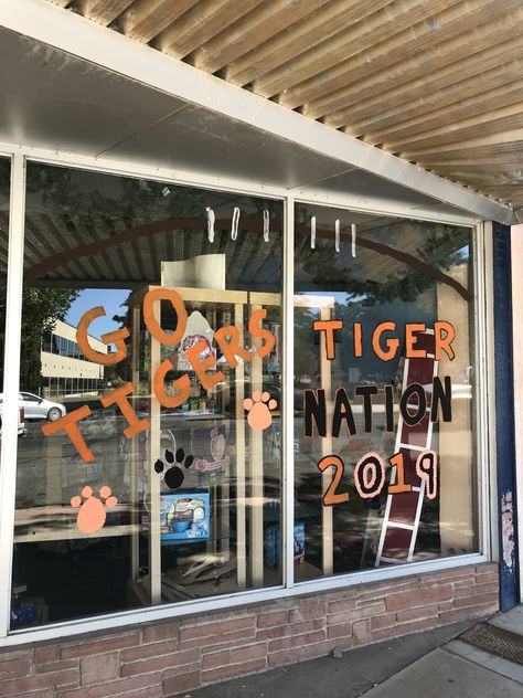 School Spirit Window Painting, Homecoming Window Painting Ideas, Student Senate, School Spirit Ideas, School Spirit Posters, Spirit Posters, Pep Club, Window Painting Ideas, Hoco 2024