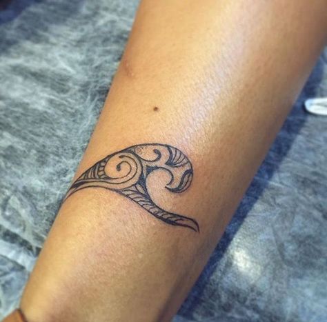 Maori Wave Tattoo, Polynesian Wave Tattoo, Islander Tattoos, Creative Tattoos For Women, Surf Tattoo Ideas, Surfer Tattoo, Name Tattoos On Arm, Swimming Tattoos, Ring Tattoo Designs