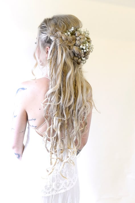 Partial Dread Updo, Viking Bridal Hair With Crown, Bridal Hair With Dreadlocks, Wedding Hair Dreadlocks, Dreadlock Hairstyles Wedding, Partial Dreadlock Hairstyles, Dreads Wedding Hairstyles, Wedding Dreadlock Hairstyles, Dreadlock Bride