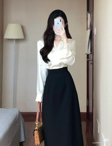 Elegant Comfortable Outfit, Eloquent Outfits, Korean Drama Outfits, Outfit Cafe, Korean Attire, Outfit Korean, Korean Fashion Dress, Elegante Casual, Classy Work Outfits