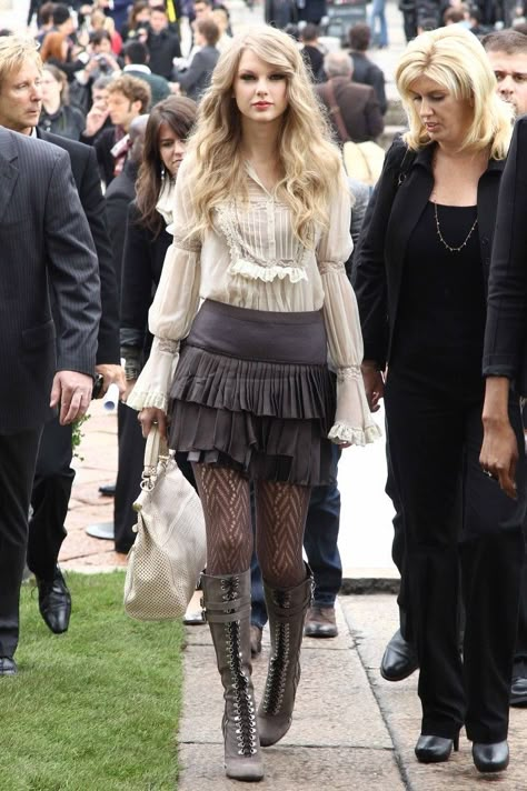 Taylor Swift 2010, Taylor Swift 2012, 2010 Outfits, Taylor Swift Street Style, Taylor Outfits, Taylor Smith, Estilo Taylor Swift, Taylor Swift Outfits, Taylor Swift Hair