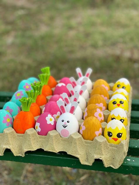 Easy Holiday Decorations, Easter Chick Craft, Funny Easter Eggs, Creative Easter Eggs, Easter Egg Art, Easter Egg Designs, Easter Egg Crafts, Egg Crafts, Easter Humor