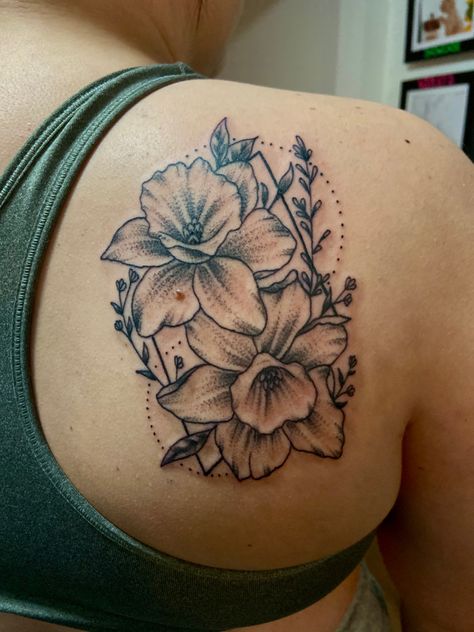 Daffodil Tattoo On Shoulder, Daffodil Tattoo Shoulder, Sophia Tattoo, Baby Breath Tattoo, Front Shoulder Tattoo, Bday Tattoo, Front Shoulder Tattoos, Shoulder Sleeve Tattoos, Daffodil Tattoo