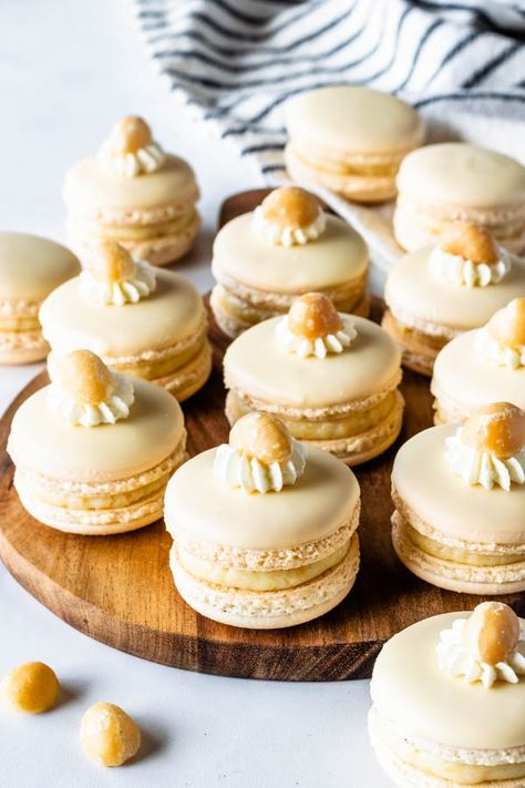 White Chocolate Macadamia Macarons - Pies and Tacos Pies And Tacos, Glutenfree Cookies, French Macaroon Recipes, Macaron Flavors, White Chocolate Macadamia, Chocolate Macadamia, Macaron Cookies, French Macaroons, Macaroon Recipes