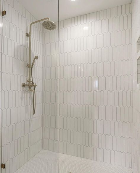 Picket Wall Tile Bathroom, White Picket Tile Shower Wall, White Picket Shower Tile, Costal Modern Bathroom, Honeycomb Shower Tile, Picket Shower Tile, White Tile Bathtub, Kids Shower Tile, Picket Tile Shower Wall