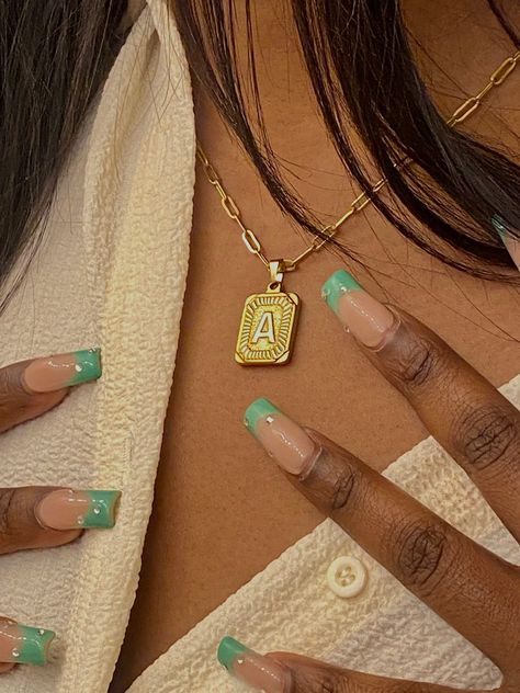 Detail Shots Instagram, Aesthetic Baddie Nails, Pose For Instagram Pictures, Necklace Photoshoot, Intial Necklace, Aesthetic Photoshoot Ideas, Pose For Instagram, Summertime Aesthetic, Pictures For Instagram