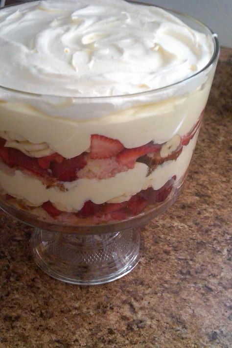 Strawberry Banana Trifle Strawberry Banana Trifle, Punchbowl Cake, Pineapple Custard, Banana Trifle, Banana Pudding Trifle, Punch Bowl Cake, Pineapple Cake Recipe, Strawberry Pudding, Gf Baking