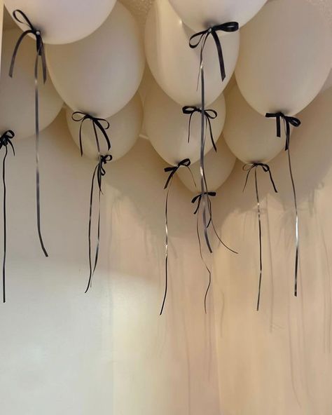 Something that’s been trending recently 🖤✨🍦 Nude & black. • • #londonballoons #balloons #balloondecor #birthdayballoons #london #balloonartist #birthdaygirl #nudeballooon #balloondelivery #ceilingballoons #instagram #bowballoon #bowcake #birthdaycake Nude Balloons Decoration, Bachelorette Balloon Ideas, White Balloons With Black Ribbon, Last 20's Birthday, Black And White Aesthetic Birthday, Birthday Decor Black And White, Black And White Birthday Decor, Apartment Birthday Party, 20 Birthday Decorations