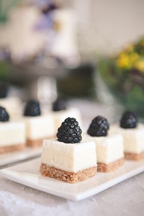 Black And White Cheesecake, Baby Shower Cheesecake, Black And White Desserts, Blackberry Tarts, Cheesecake Minis, Cheesecake Bars Easy, Wedding Cheesecake, Blackberry Cheesecake, Cheesecake Bites Recipe