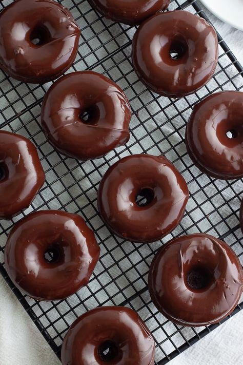 Vegan Chocolate Donuts | plant.well Choco Butternut, Doughnuts Photography, Glazed Doughnuts Recipe, Chocolate Doughnut Glaze, Chocolate Donuts Baked, Images Of Chocolate, Chocolate Doughnuts, Chocolate Glazed Donuts, Vegan Donuts