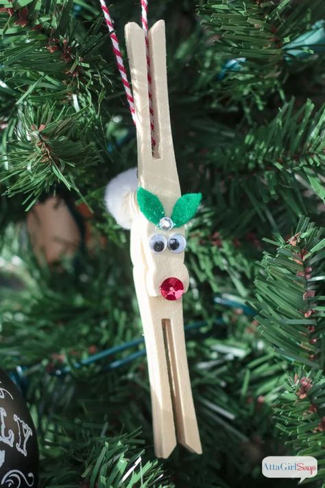 Clothespin Reindeer, Reindeer Clothespin, Clothes Pin Ornaments, Clothespin Diy Crafts, Christmas Clothespins, Reindeer Craft, Funny Christmas Ornaments, Holiday Crafts Diy, Reindeer Ornaments