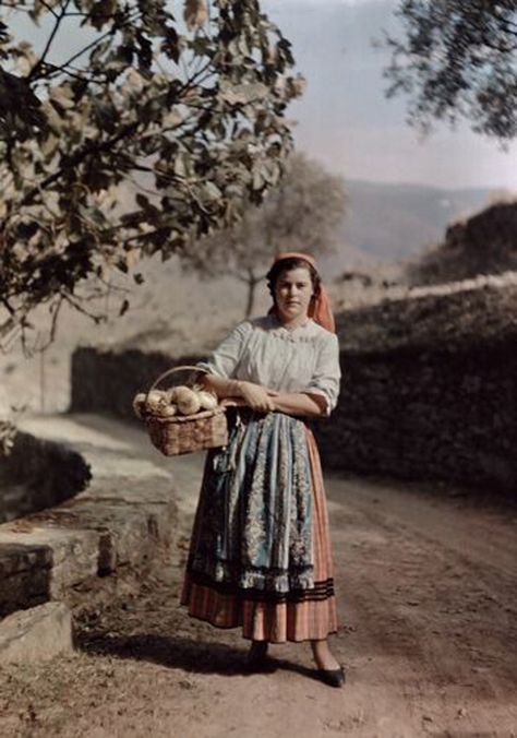 History Of Portugal, Portuguese Culture, Douro Valley, Colorful Portrait, River Valley, Folk Costume, Female Images, Algarve, Beautiful Photography