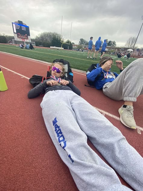 Highschool Outfits Sweatpants, High School Athlete Aesthetic, Highschool Track And Field, Track Meet Pictures, Track And Field Aesthetic Outfit, Track Pics With Friends, Track Fits Aesthetic, Indoor Track Aesthetic, D1 Athlete Aesthetic