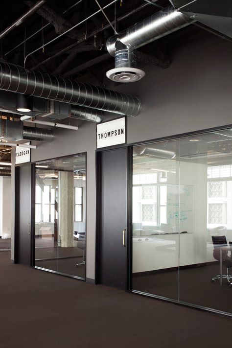 nameplate Industrial Office Door, Black Ceiling Office, Exposed Ceiling Office, Black Meeting Room, Meeting Room Signage, Modern Office Design Inspiration, Industrial Office Space, Exposed Ceiling, Room Signage