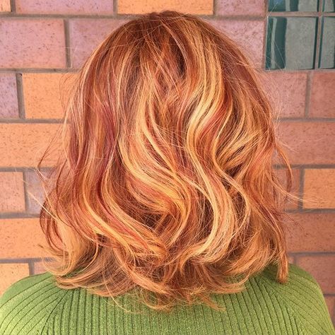 Color blend Strawberry Blonde Hair Color Highlights, Reddish Balayage, Blonde Hair Color Highlights, Lob Ombre, Strawberry Hair Color, Balayage Auburn, Red And Blonde Hair, Strawberry Blonde Bob, Blond Bob