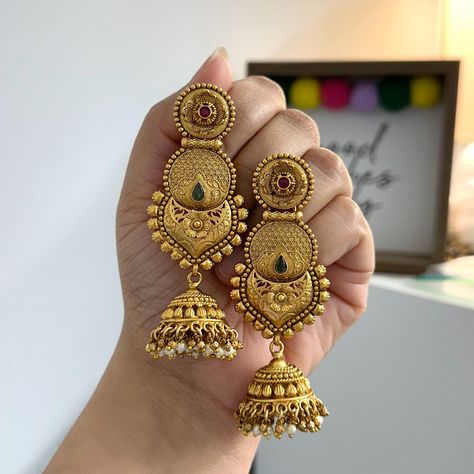 Jhumka Designs Antiques, Jhumka Designs Gold, Earrings Gold Indian, Desi Jewelry, Gold Jhumka, Jhumka Designs, Gold Earrings Indian, Antique Gold Earrings, Gold Jhumka Earrings