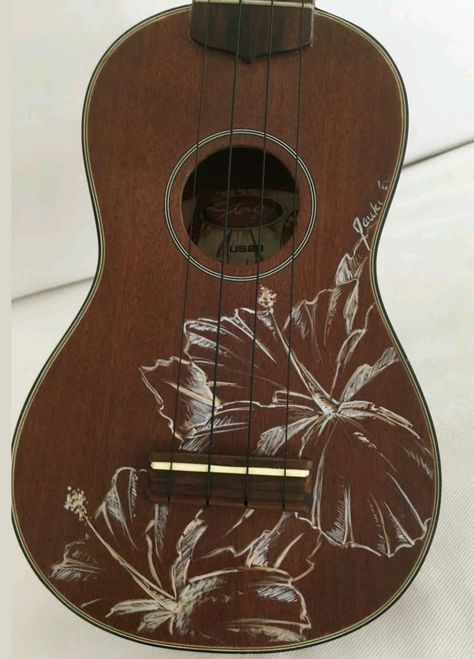 Cool Ukulele Designs, Hand Painted Guitar Ideas, Hand Painted Ukulele, Diy Guitar Painting Ideas, Ukelele Painted Aesthetic, Painted Ukelele Ideas, Paint Ukulele, Painted Ukulele Aesthetic, Painting On Guitar Ideas