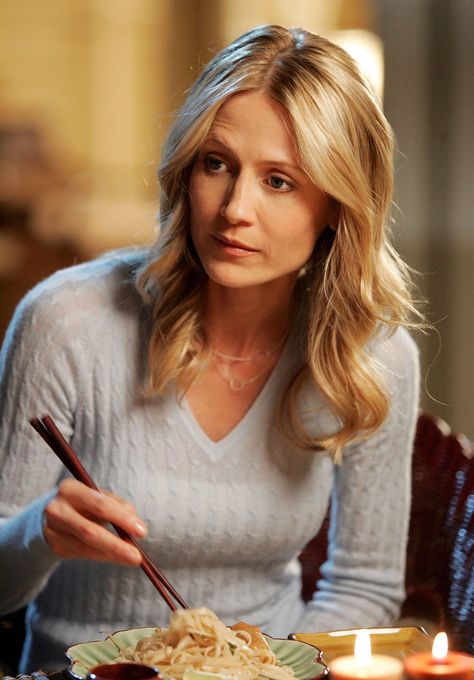 THE O.C., Kelly Rowan, (Season 3), 2003-2007. photo: © WB / Courtesy: Everett Collection Kelly Rowan, Carol Brady, Tami Taylor, Tv Moms, Abc Photo, The Brady Bunch, Bad Mom, Best Life Advice, Lorelai Gilmore