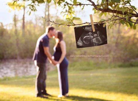 Cute maternity photo Maternity Photo Shoot Ideas Couples Funny, Maternity Photo Shoot Ideas Funny, Maternity Pictures With Props, Prenatal Photoshoot Ideas, Christian Maternity Photoshoot, Creative Maternity Pictures, Outdoor Maternity Pictures, Country Maternity, Vom Avea Un Copil