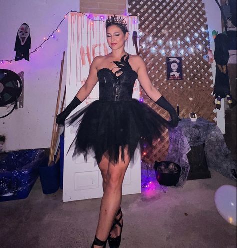 Black Swan Fancy Dress, Black Swan Costume Halloween, Ballerina Halloween, Swan Costume, Black Swan Costume, The Black Swan, Pretty Halloween Costumes, Black Tutu, Trendy Halloween Costumes