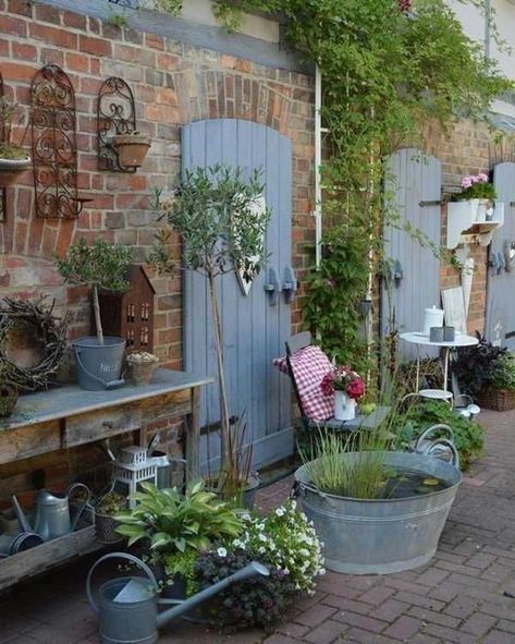 To create an inviting courtyard garden on your property, it is essential to personalize your space and add some verdant greenery for an outdoor oasis. Letting Things Go, Rustic Garden Design, Plants And Pots, Jardim Diy, Rustic Backyard, Vintage Garden Decor, Landscape Design Plans, Have Inspiration, Creative Gardening