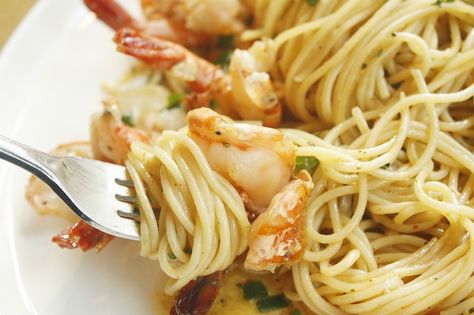 Recreate the Cheesecake Factory Bistro Shrimp Pasta with this simple recipe and enjoy it with fried shrimp and fresh veggies in lemon basil cream sauce. Red Lobster Shrimp Alfredo Recipe, Bistro Shrimp Pasta, Pasta Alfredo Receta, Shrimp Alfredo Recipe, Cheesecake Factory Recipes, Pesto Tortellini, Shrimp Alfredo, Food Pasta, Baked Macaroni