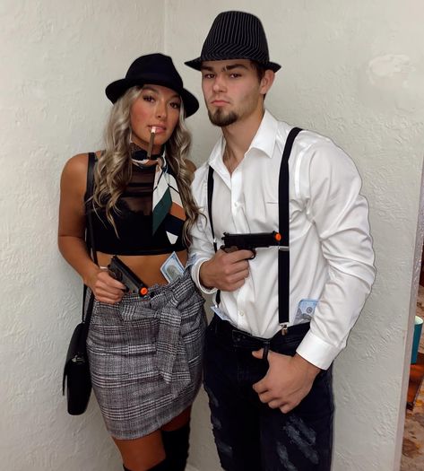 Bonnie Ans Clyde Halloween Costumes, Medusa Costume Outfit Couple, Bonnie And Clyde Makeup, Bone And Clyde Costume, Bonny And Clyde Costumes Halloween, Bonnie E Clyde Fantasia Halloween, Mobster Couple Costume, Fantasia Bonnie Clyde, Bonny And Clyde Costumes