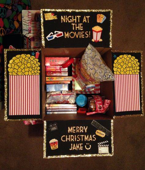 Movie Package Gift Ideas, Movie Gifts Ideas, Film Lover Gift Ideas, Gift Ideas For Movie Lovers, Movie Night Box Ideas, Movie Box Gift Diy, Movie Themed Gift Basket, Movie Gift Basket Ideas, Movie Night Kit