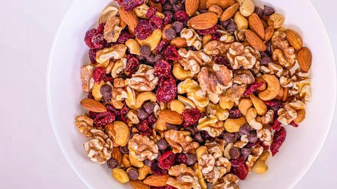 "Eat to Beat Disease" author Dr William Li says his trail mix helps promote a healthy gut while boosting immunity and helping to slow down aging. Eat To Beat Disease Recipes, Cfc Recipes, Eat To Beat Disease, Healthy Trail Mix Recipes, Whole30 Snacks, Racheal Ray, Dr William Li, Trail Mix Recipe, William Li