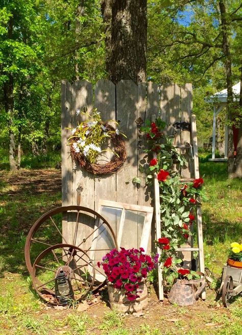 Junk Garden, Garden Decoration Ideas, Front Yard Garden Design, Homes Modern, Garden Junk, Garden Decor Projects, Vintage Garden Decor, Home Garden Design, Garden Yard Ideas