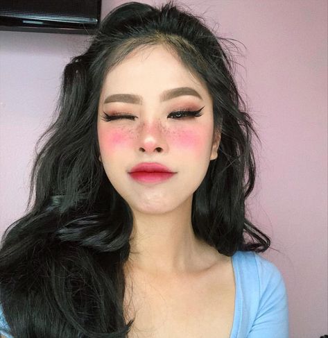 Nica Phan on Instagram: “Napped for 5 hours cuz of a fat migraine, wbu? #makeup details: eyeshadows: @limecrimemakeup Venus xs rose gold palette. Eyeliner:…” My Sister From Another Mister, Harajuku Makeup, Sister From Another Mister, Kawaii Makeup, Beauty Make-up, Cute Makeup Looks, Shoulder Length Hair, Blush Makeup, Instagram Models