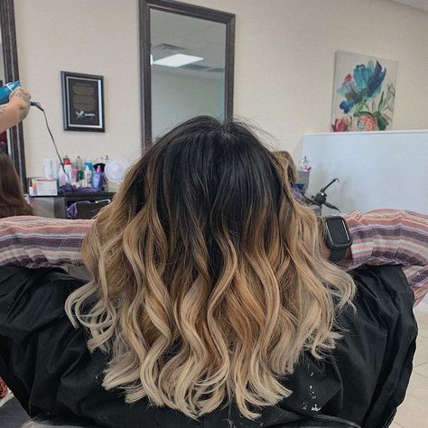 Dark Brown Roots With Blonde Hair, Hair Dark Roots Light Ends, Platinum Hair With Dark Roots, Dark Roots Blonde Ends, Mama Haircut, Dark Roots Blonde Hair Balayage, Blonde Hairdo, Blonde Styles, Blonde Looks