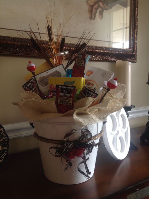 Fishing gift basket Fishing Themed Gift Basket, Fishing Raffle Basket Ideas, Homemade Gift Basket Ideas, Fishing Gift Basket, Gift Basket Ideas For Men, Diy Father's Day Gift Baskets, Basket Raffle, Snacks Diy, Raffle Ideas