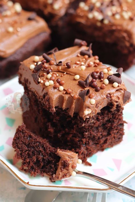 Chocolate Cake Traybake! - Jane's Patisserie Carrot Cake Traybake, Chocolate Icing Recipe, Chocolate Traybake, Traybake Cake, Chocolate Fudge Cake Recipe, Fudge Cake Recipe, Janes Patisserie, Falling Into Place, Chocolate Slabs