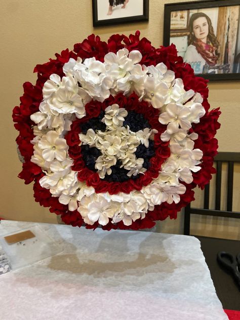 Flowers glued onto a plastic costume captain america shield Captain America Gifts For Him, Marvel Flower Bouquet, Captain America Gift Ideas, Marvel Bouquet, Captain America Wedding, Captain America Gifts, America Wedding, Marvel Wedding, Plastic Costume