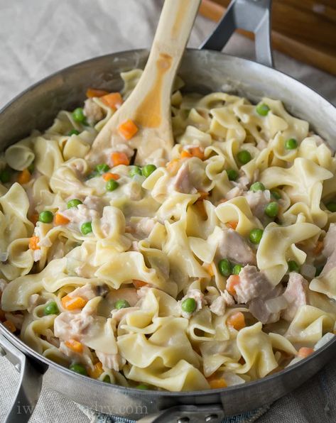 Chicken Pot Pie Noodle Skillet, Tuna Noodle Casserole Easy, Tuna Noodle Casserole Recipe, Noodle Casserole Recipes, Tuna Noodle Casserole, Tuna Noodle, Skillet Dishes, Tuna Casserole, Noodle Casserole