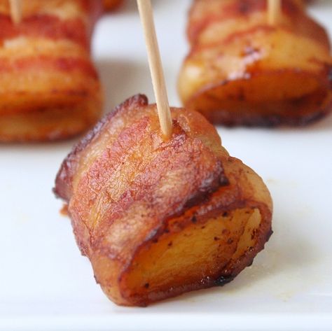 Bacon Wrapped Butternut Squash Bites (Low Carb and Paleo) - Holistically Engineered Made this last night for a party and it was a big success. Bacon Wrapped Butternut Squash, Bacon Wrapped Squash, Squash Bites, Paleo Appetizer, Paleo Appetizers, Paleo Sides, Metabolism Diet, Paleo Snacks, Turkey Bacon