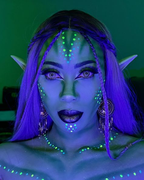 💚Avatar💚 The paints that I used were from @mehronmakeup 💚 the shade light green & the UV palette (shades martian, stardust, and dark matter) For shadowing I used my @kimchichicbeauty emerald palette 💚 Use the code: AYSIAJALI for $$$ off! #creativemakeup #halloweenlook #halloweencostume #avatar #avatarmakeup #makeup #makeuptutorial #makeupoftheday Avatar Makeup, Moon Elf, Alien Makeup, Elf Makeup, Dark Matter, Halloween Looks, The Martian, Creative Makeup, Light Shades