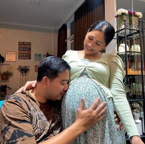 Tata Janeeta tengah hamil besar. Terlihat juga sang suami, Brotoseno makin mesra kepadanya. Pretty Pregnant, Pregnant Celebrities, A J, Saree, Celebrities, On Instagram, Instagram