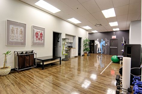 Physiotherapy Clinic Interior Design, Physio Clinic, Physical Therapy Clinic, Chiropractic Office Design, Small Home Gym Ideas, Therapy Clinic, Small Home Gym, Clinic Interior, Dental Office Decor