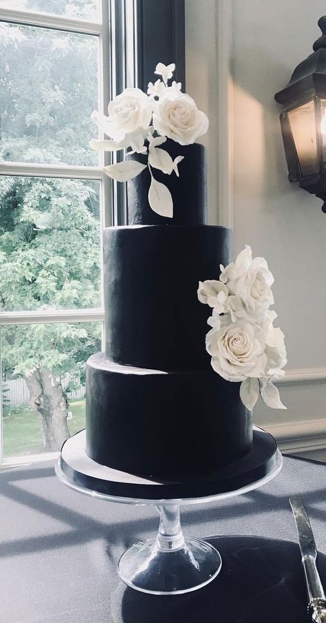 35 Breathtaking black wedding cakes for eternal couple Black Wedding Cake, Cakes Elegant, Black And White Wedding Cake, Wedding Cakes Elegant, Big Wedding Cakes, Black Wedding Cakes, White Cakes, White Wedding Theme, Floral Wedding Cakes